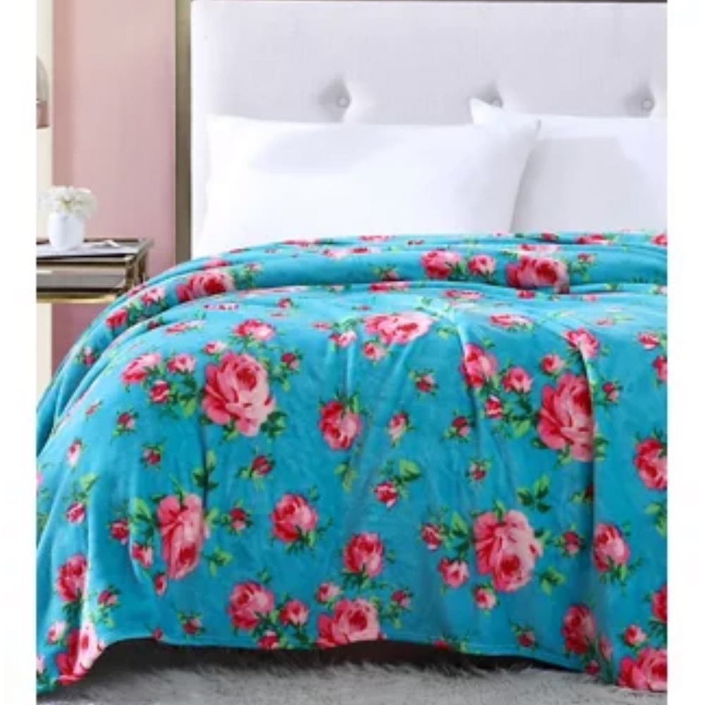 ✨NWT✨ Betsey Johnson ❗️SALE❗️Floral Rose Oversized Plush Throw Blanket - Picture 10 of 11